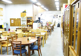 家具のコモリヤ店内
